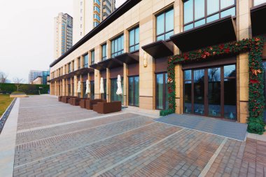 boş patika ve Yeni Konut Binası