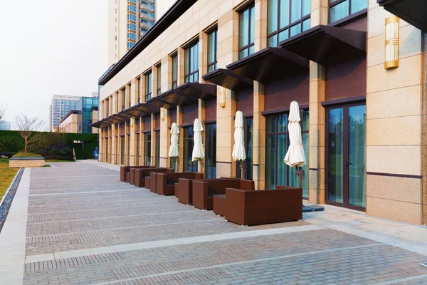 Empty footpath and new residential building — Stock Photo, Image