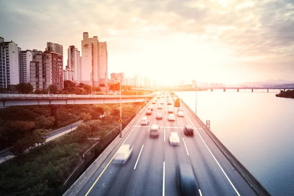 Livlig trafik på väg nära floden i Seoul — Stockfoto