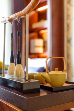 çay seti ve Kaligrafi fırçası masada