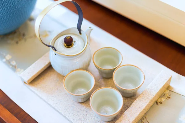 Чайный сервиз в японском стиле на столе — стоковое фото