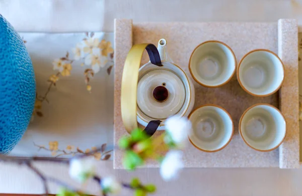 Чайный сервиз в японском стиле на столе — стоковое фото