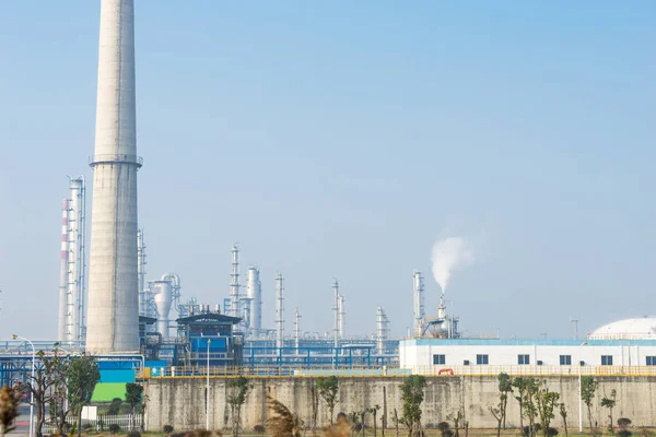 Construções em refinaria de petróleo moderna — Fotografia de Stock