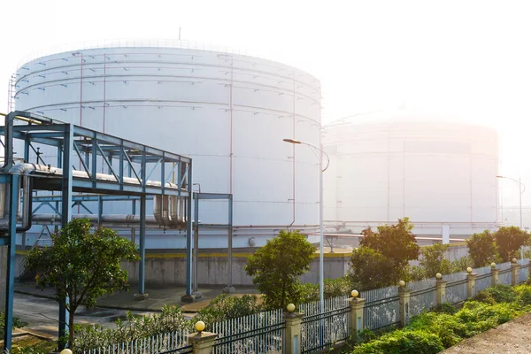 Нефтяные резервуары на современном нефтеперерабатывающем заводе — стоковое фото