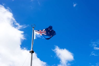 Rüzgarda uçan Yeni Zelanda bayrağı