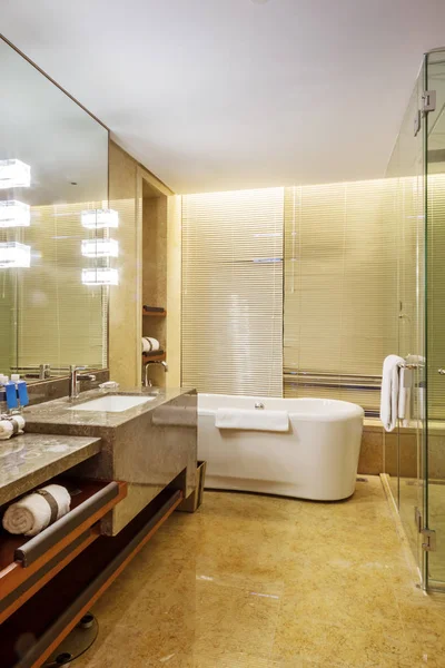 Интерьер современной ванной комнаты — стоковое фото