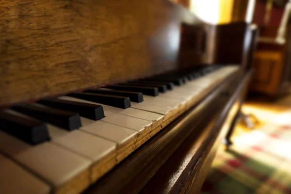 Pianoforte vecchio stile in camera — Foto Stock