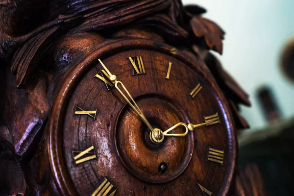Orologio in legno vecchio stile — Foto Stock
