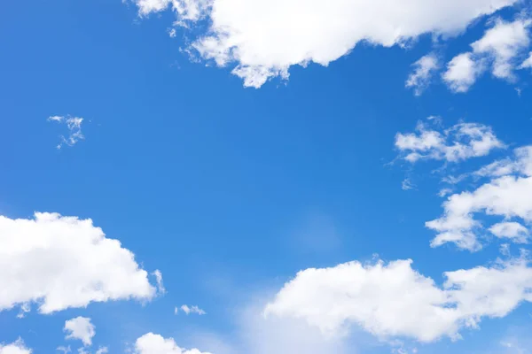 Nubes blancas en el cielo azul —  Fotos de Stock