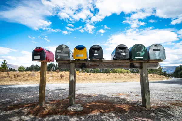 Renkli posta kutuları road yakınındaki — Stok fotoğraf