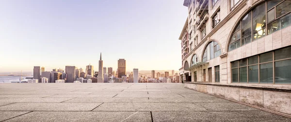 Empty footpath and cityscape of modern city — Stock Photo, Image