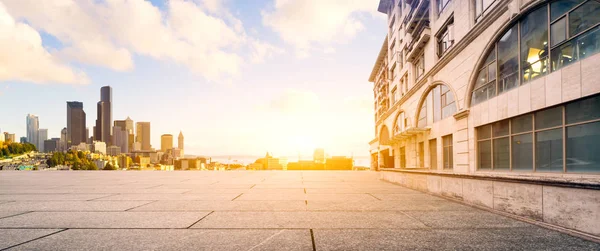 Lege voetpad en stadsgezicht van moderne stad — Stockfoto