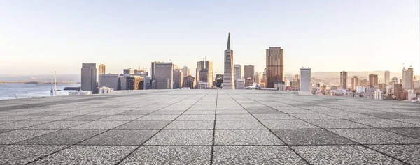 Lege bakstenen vloer en stadsgezicht van moderne stad — Stockfoto