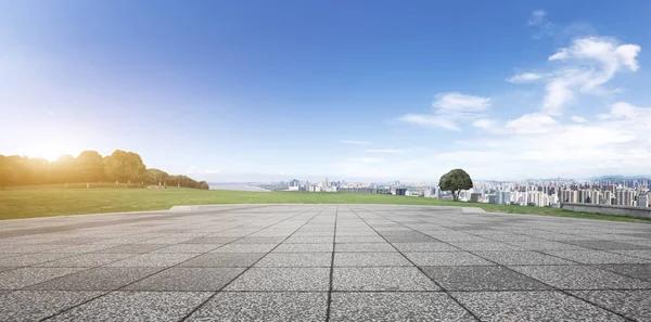 Piso de ladrillo vacío y paisaje urbano de la ciudad moderna — Foto de Stock