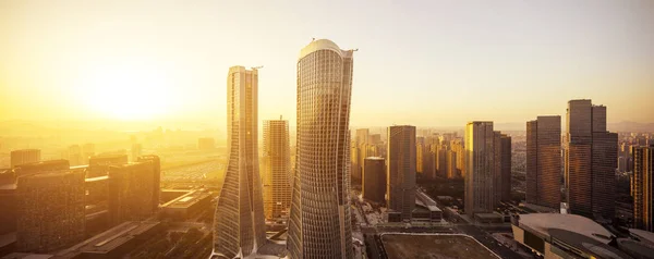 Modern building in midtown of modern city — Stock Photo, Image