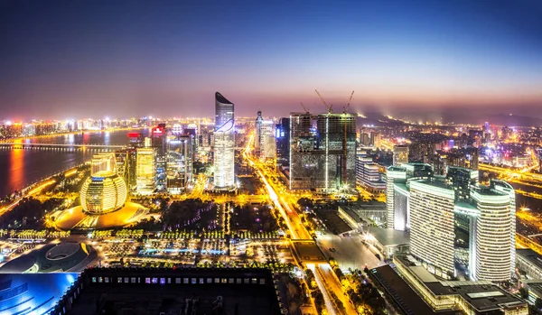 Panoráma města a Panorama moderního města za svítání — Stock fotografie