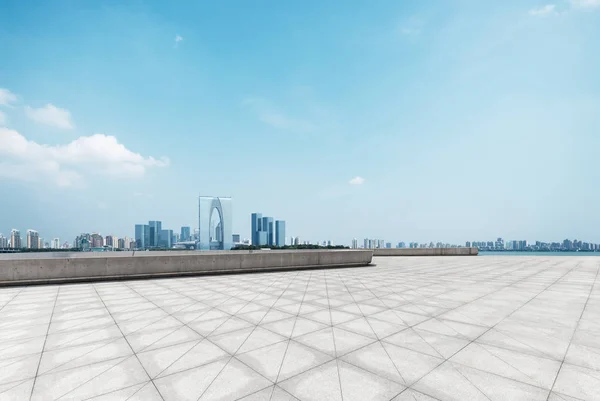 Lantai bata kosong dan pemandangan kota modern — Stok Foto