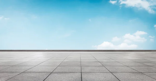 Leerer Ziegelboden und blauer Himmel — Stockfoto