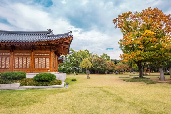 Edificio de estilo antiguo con patio trasero en Seúl — Foto de Stock