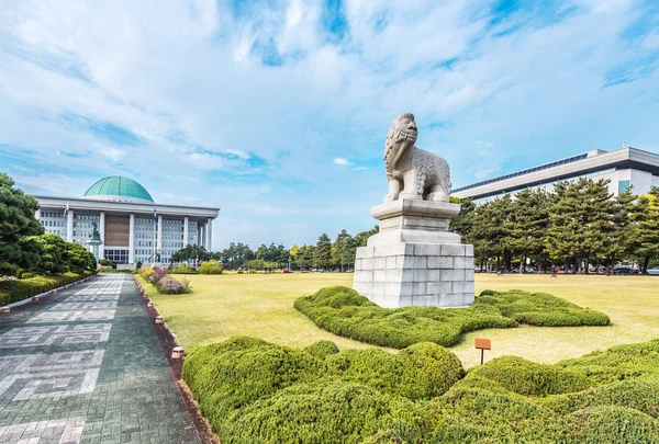 Jardín frente a la asamblea nacional de Corea del Sur — Foto de Stock