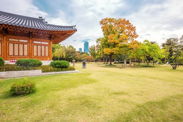Edificio de estilo antiguo con patio trasero en Seúl — Foto de Stock