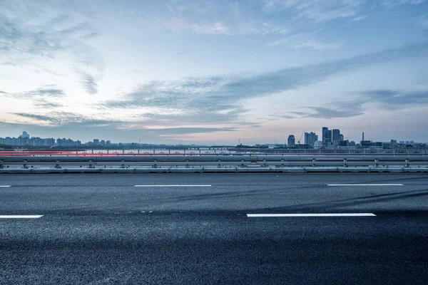 Traffico su strada asfaltata vicino al fiume a Seoul — Foto Stock