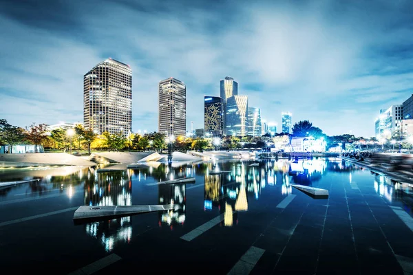 Edificios de oficinas cerca del agua por la noche en Seúl — Foto de Stock