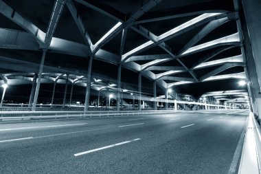 gece köprüde yoğun trafik