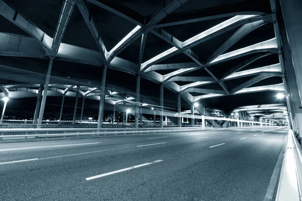 Traffico occupato sul ponte di notte — Foto Stock
