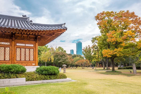 Vecchio edificio in stile con cortile a Seoul — Foto Stock