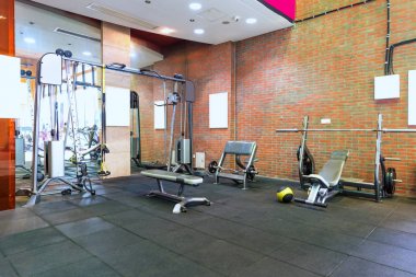 Modern spor salonunun içi.