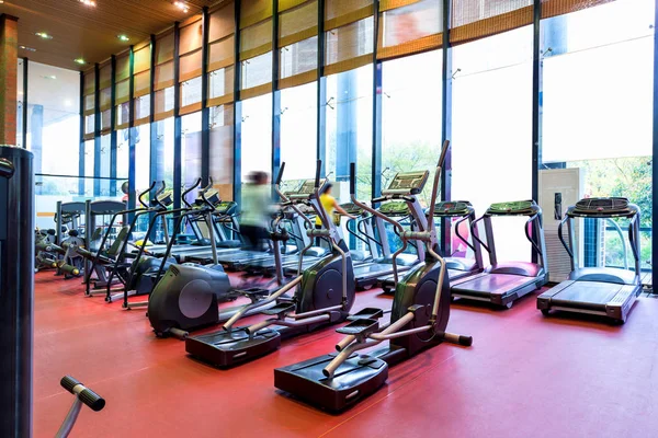 Modern spor salonunun içi.