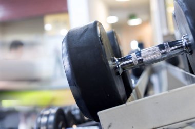 Modern spor salonunun içi.