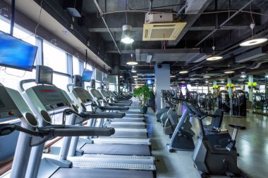 Modern spor salonunun içi.