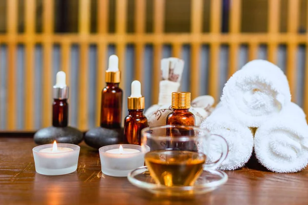 Spa conjunto na mesa de madeira — Fotografia de Stock