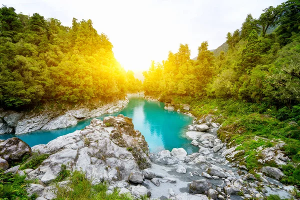 Tranquilo lago con rayo de sol en el bosque verde — Foto de Stock