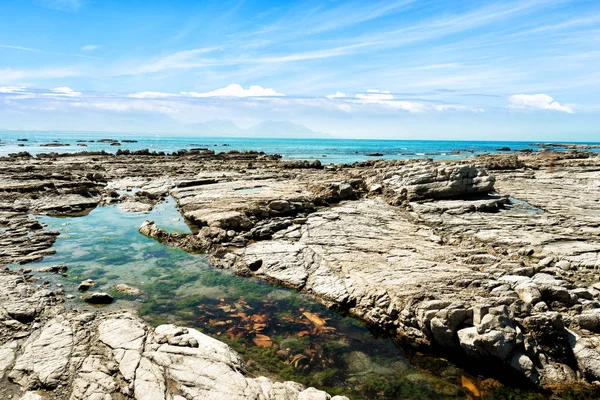 Pusta plaża skalista — Zdjęcie stockowe