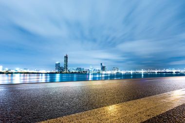 cityscape ve manzarası ile boş yol