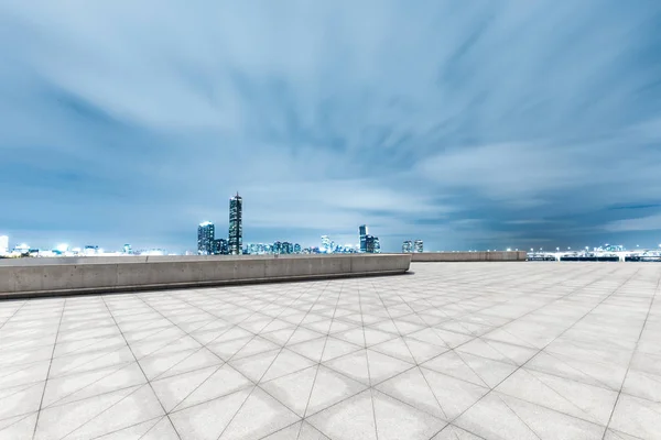 Empty brick floor with cityscape and skyline — Stock Photo, Image