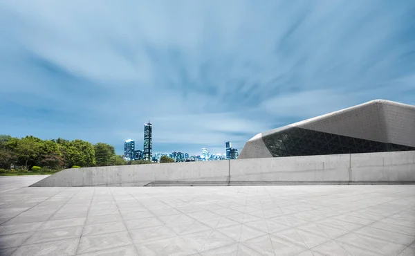 Empty brick floor with cityscape and skyline — Stock Photo, Image