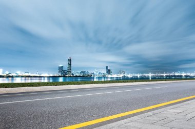 cityscape ve manzarası ile boş yol