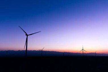 Rüzgar türbinleri alacakaranlıkta alanındaki