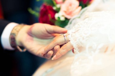 damat gelinin Parmağında alyans koyar