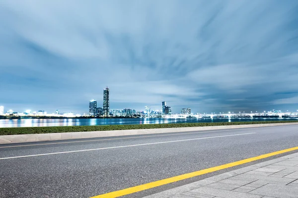 都市の景観およびスカイラインと空道 — ストック写真