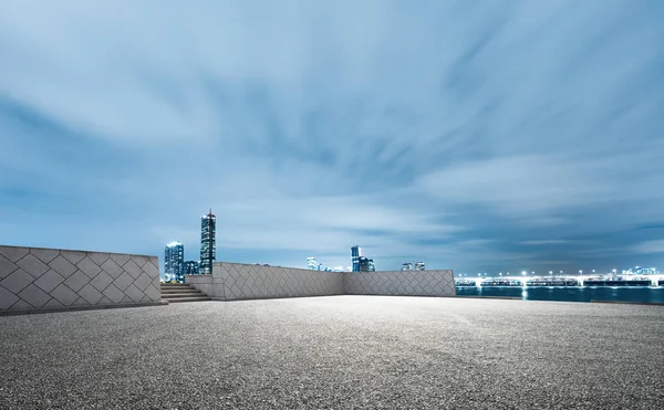 Camino vacío con paisaje urbano y horizonte — Foto de Stock