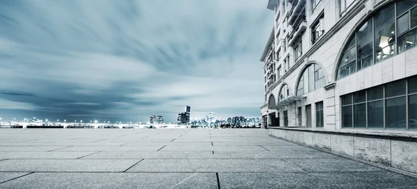 Leerer Backsteinboden mit Stadtbild und Skyline — Stockfoto