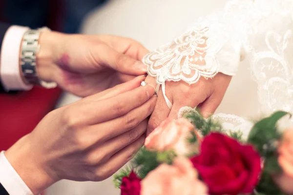Bräutigam Legt Der Braut Den Ehering Den Finger — Stockfoto