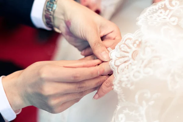 Γαμπρός Βάζει Γαμήλιο Δαχτυλίδι Στο Δάχτυλό Της Νύφης — Φωτογραφία Αρχείου