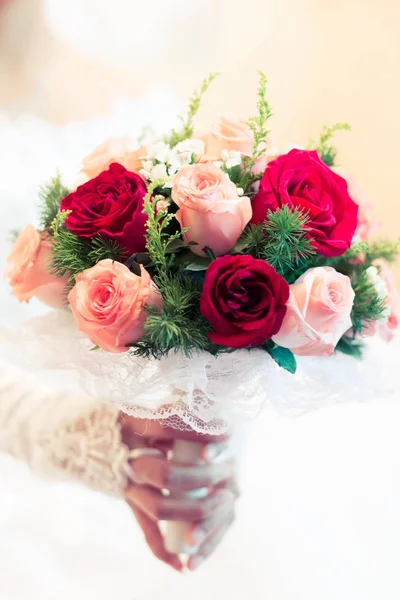 Belles fleurs fraîches sur le mariage — Photo