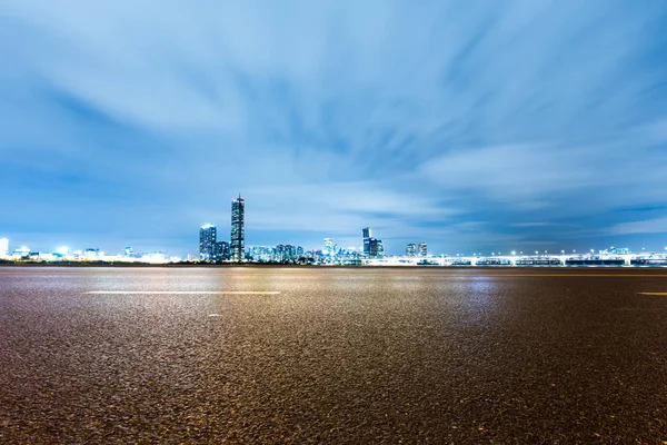 Camino vacío con paisaje urbano y horizonte —  Fotos de Stock